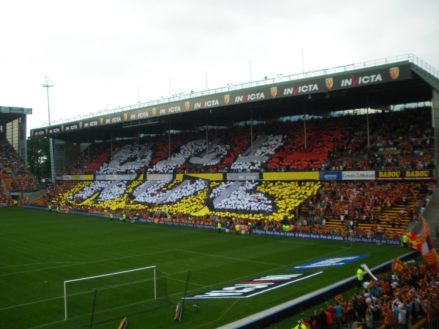 Tifo des supporters lensois dans les tribunes du stade Bollaert-Delelis, aux couleurs rouge et or du RC Lens