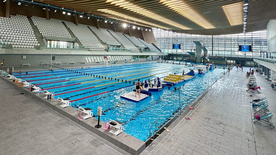 Le bassin du Centre aquatique olympique de Saint-Denis, sous sa charpente en bois