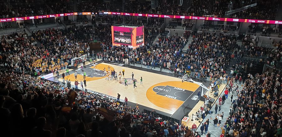 Le CO'Met Arena d'Orléans plein à craquer pendant un match de basket, vue depuis les tribunes hautes