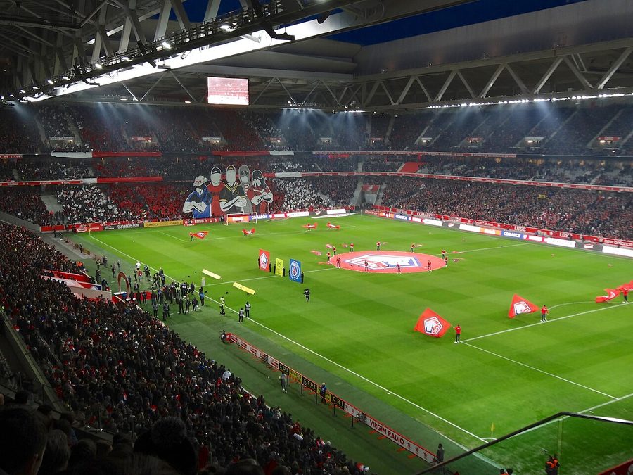 La Decathlon Arena, stade Pierre-Mauroy de Lille, pleine avant un match de Ligue 1 contre le PSG, avec un tifo des supporters lillois