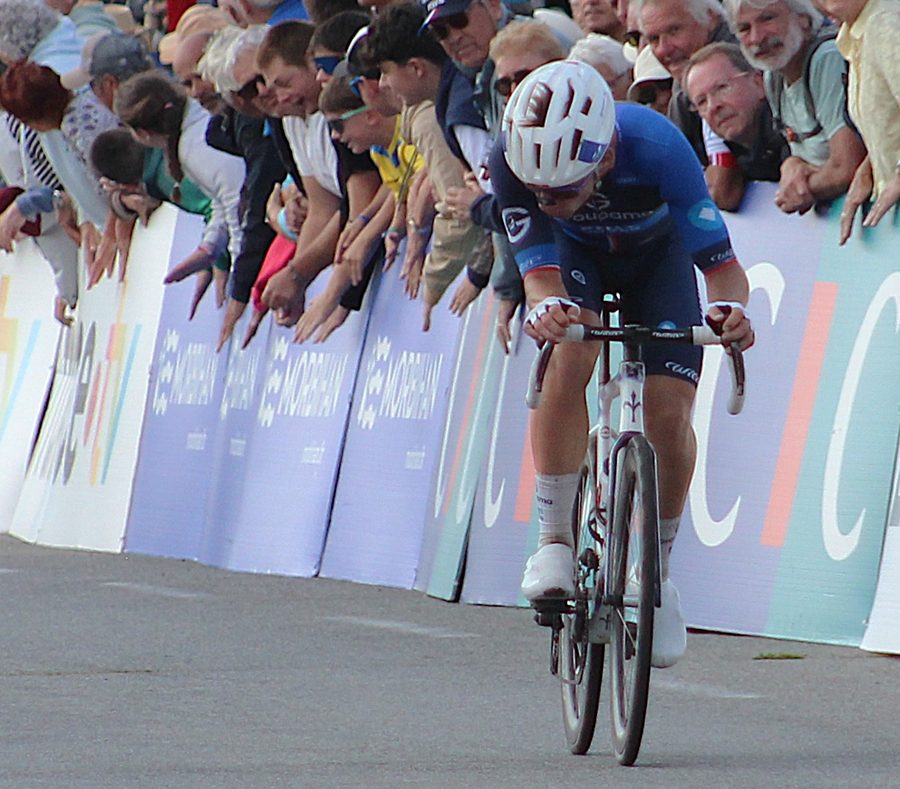 Un coureur en maillot Groupama-FDJ sprinte vers la ligne d'arrivée sous les acclamations du public, à la Bretagne Classic de Plouay