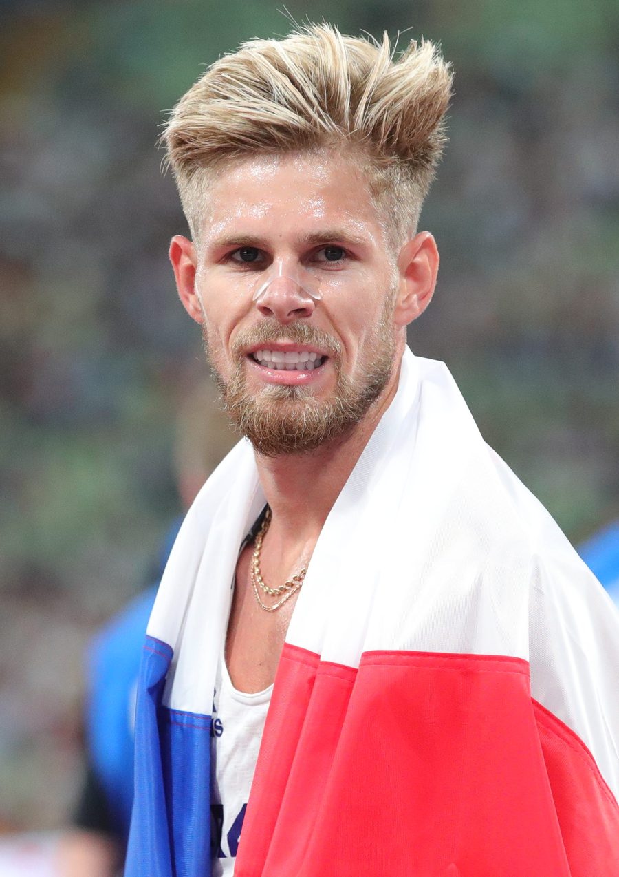 Jimmy Gressier, drapeau français sur les épaules, lors des Championnats d'Europe d'athlétisme de Munich en 2022