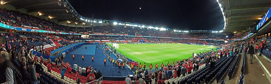 Le Parc des Princes plein, tribunes éclairées en soirée lors d'un match international à Paris