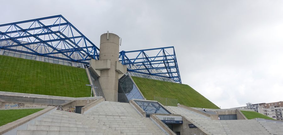 Façade de l'Accor Arena à Bercy, avec ses pentes gazonnées et sa structure métallique bleue caractéristiques