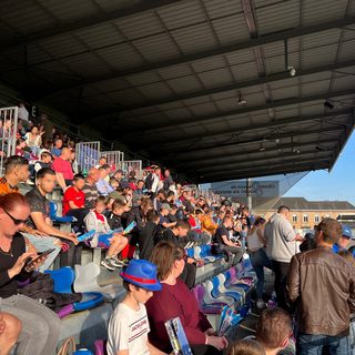Tribune familiale garnie de spectateurs au stade Marcel-Verchère de Bourg-en-Bresse pendant un match de football