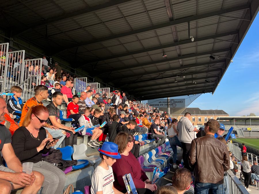 Tribune familiale garnie de spectateurs au stade Marcel-Verchère de Bourg-en-Bresse pendant un match de football
