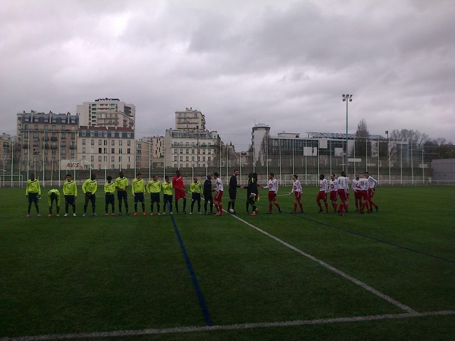 Deux équipes se saluent avant un match de première division du district du Val-de-Marne au stade Henri-Guérin