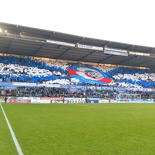 Tribune du stade de la Meinau remplie par le tifo bleu et blanc des supporters du Racing Club de Strasbourg