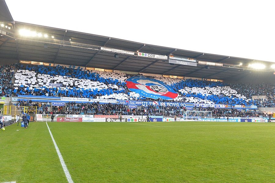 Tribune du stade de la Meinau remplie par le tifo bleu et blanc des supporters du Racing Club de Strasbourg