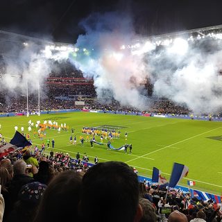 Groupama Stadium plein pendant l'entrée des équipes du match France-Angleterre du Tournoi des Six Nations 2024
