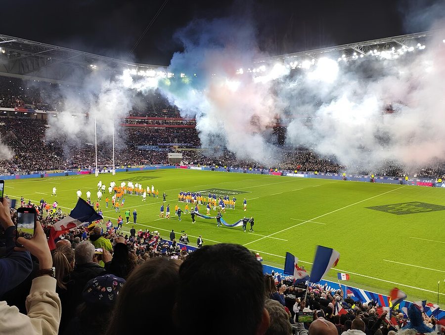 Groupama Stadium plein pendant l'entrée des équipes du match France-Angleterre du Tournoi des Six Nations 2024