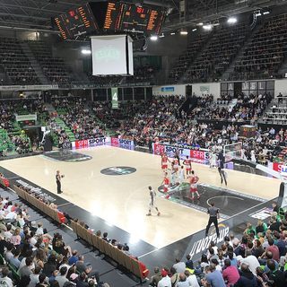 Salle de basket française pleine pendant un match de première division