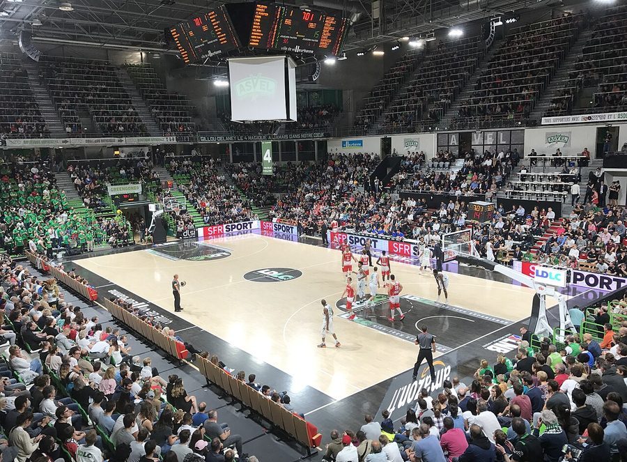 Vue d'ensemble d'une salle de basket française pleine pendant un match du championnat de première division
