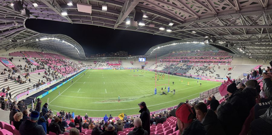 Vue des tribunes et de la pelouse du stade Jean-Bouin pendant un match de Top 14 entre le Stade français et le Stade rochelais