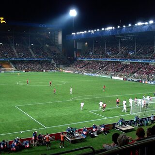 Le stade Bollaert-Delelis de Lens plein sous les projecteurs lors d'un match de Ligue des champions du LOSC contre l'AC Milan en septembre 2006, vu depuis les tribunes