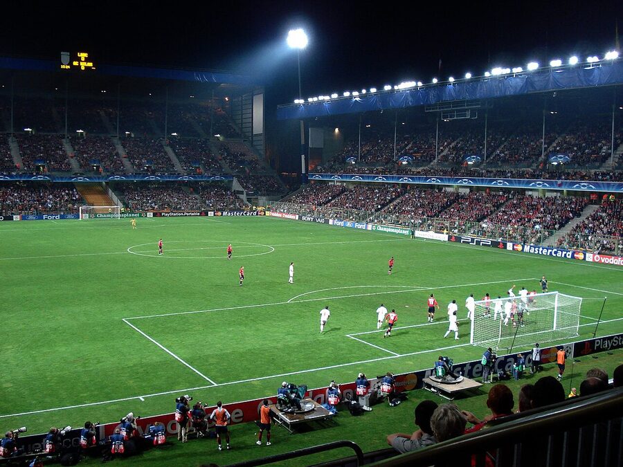 Le stade Bollaert-Delelis de Lens plein sous les projecteurs lors d'un match de Ligue des champions du LOSC contre l'AC Milan en septembre 2006, vu depuis les tribunes
