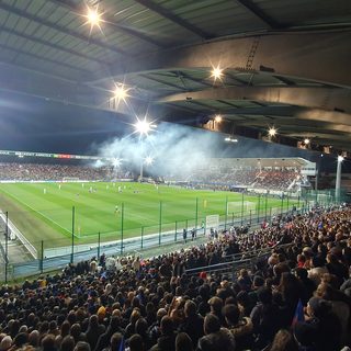 Tribune garnie de spectateurs lors d'un match de football en nocturne au stade Gaston-Petit de Châteauroux