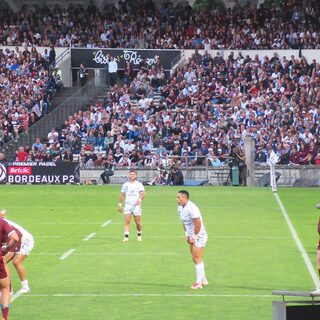 Tribune pleine et joueurs sur la pelouse pendant une touche lors d'un match de Top 14 entre l'Union Bordeaux-Bègles et le RC Vannes