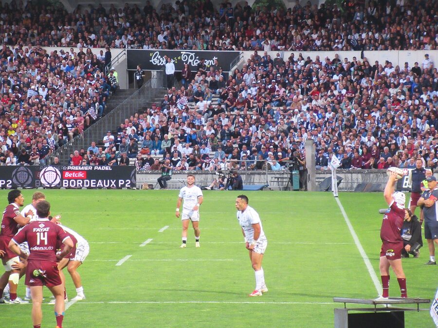 Tribune pleine et joueurs sur la pelouse pendant une touche lors d'un match de Top 14 entre l'Union Bordeaux-Bègles et le RC Vannes