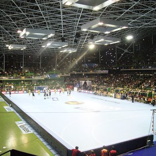 Salle omnisports comble pendant un match de handball