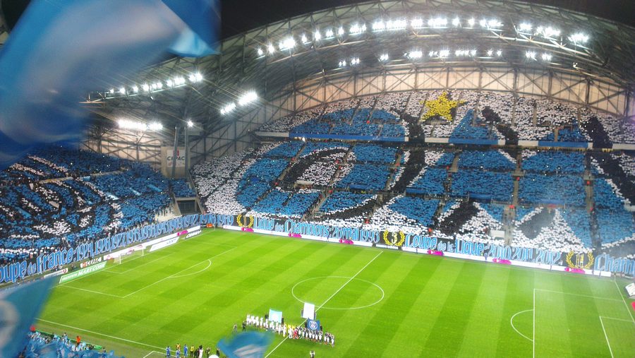 Tribunes pleines et tifo géant au stade Vélodrome de Marseille un soir de match