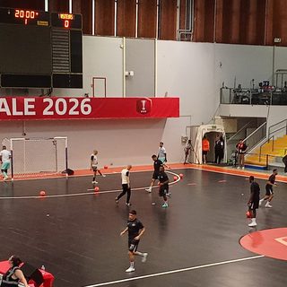 Le parquet du complexe René-Tys à Reims avant la finale du championnat de France de futsal 2026, avec la banderole Finale 2026 au-dessus du but et le tableau d'affichage au nom de Laval