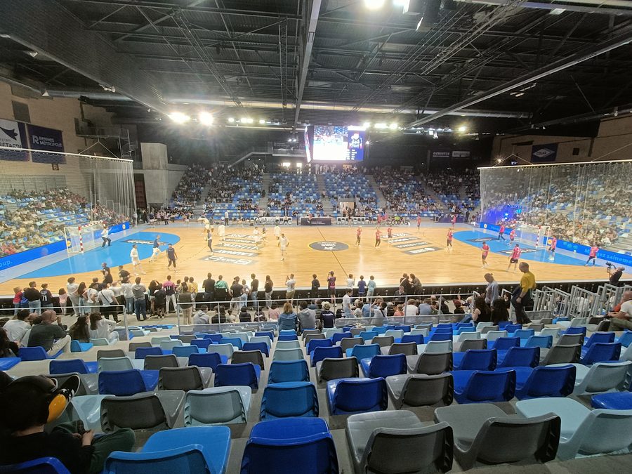 Vue du terrain de handball de la Glaz Arena pendant l'échauffement d'un match entre Cesson-Rennes et le Paris Saint-Germain