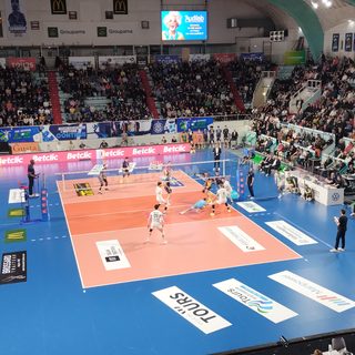 Vue plongeante sur le terrain de la salle Robert-Grenon de Tours pendant un match de volley entre Tours et Tourcoing, les tribunes garnies tout autour du parquet