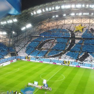 Tifo des supporters marseillais dans les tribunes du stade Vélodrome