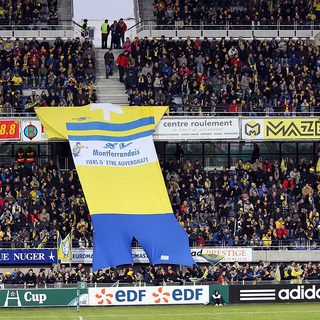 Maillot géant déployé par les supporters dans la tribune Auvergne du stade Marcel-Michelin de Clermont-Ferrand