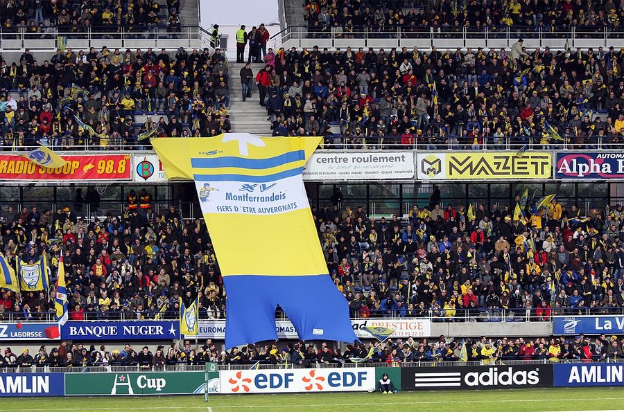 Maillot géant déployé par les supporters dans la tribune Auvergne du stade Marcel-Michelin de Clermont-Ferrand