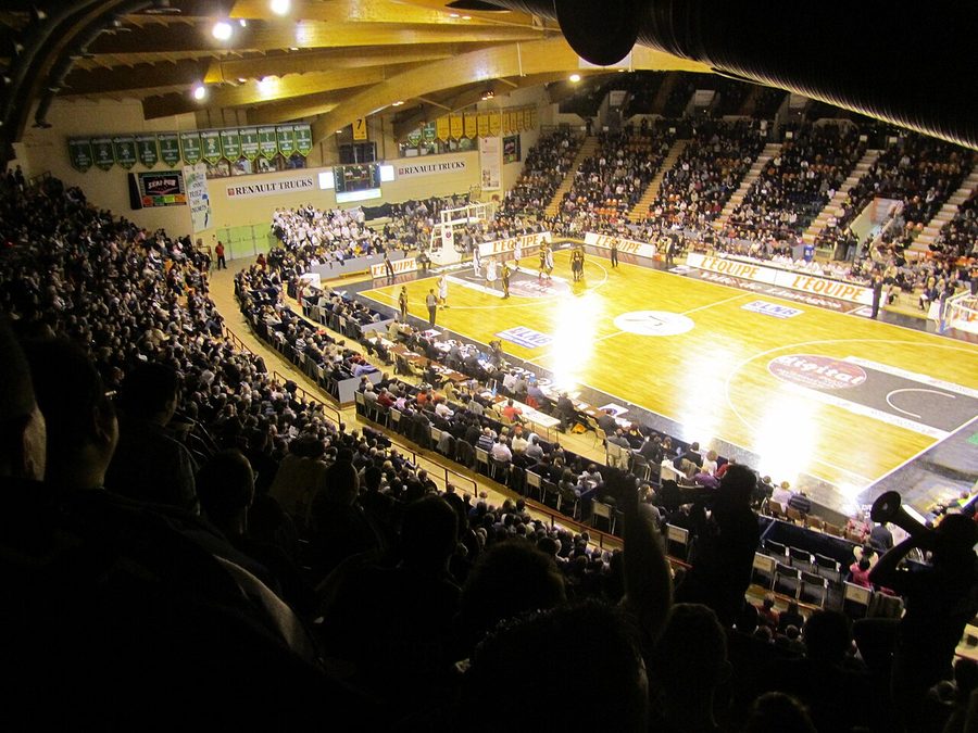 Les tribunes pleines du palais des sports de Beaublanc pendant un match de basket du Limoges CSP