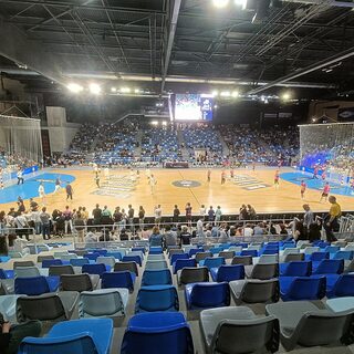 Le terrain de handball de la Glaz Arena de Cesson-Sévigné vu des tribunes pendant l'échauffement du match entre Cesson-Rennes Métropole et le Paris Saint-Germain