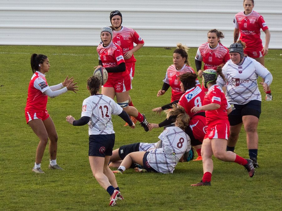 Action de jeu lors du match de rugby féminin entre l'US Dax et le Stade Bordelais au stade Maurice-Boyau de Dax