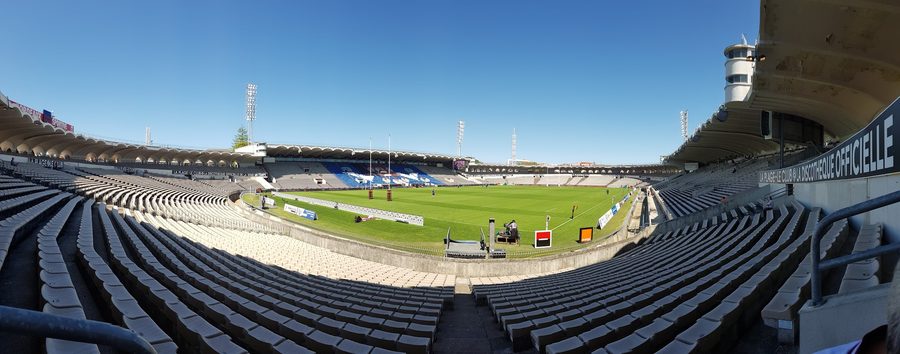 Le stade Chaban-Delmas à Bordeaux vu depuis les tribunes, terrain de rugby et toit en arcades sans pilier