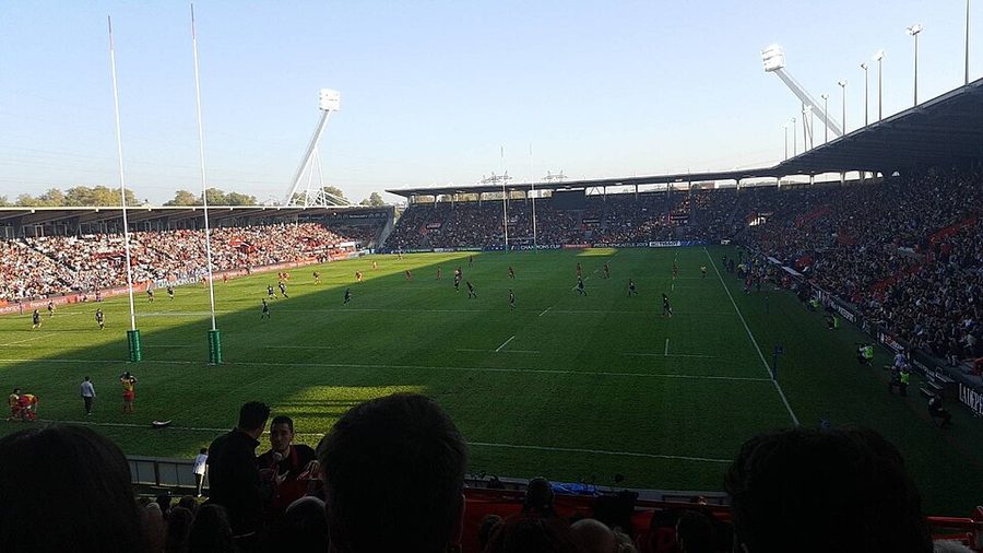 Le Stade Ernest-Wallon à Toulouse un soir de Champions Cup, tribunes pleines et match en cours