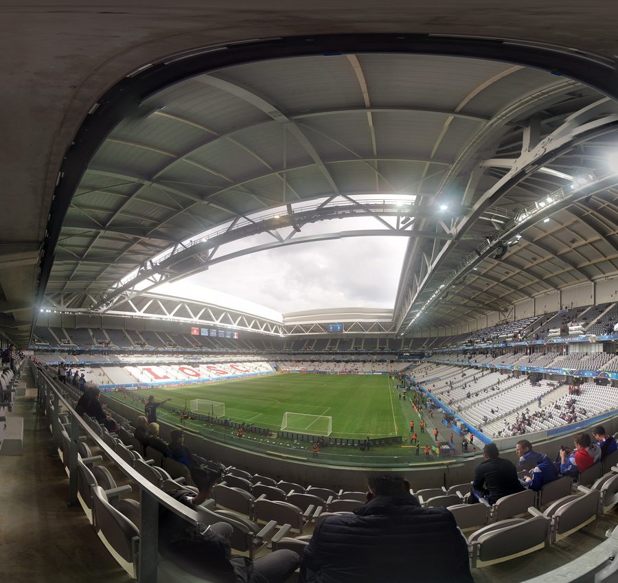 Intérieur du Stade Pierre-Mauroy à Villeneuve-d'Ascq, toit rétractable ouvert et tribunes garnies avant un match