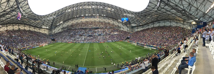 Intérieur du stade Vélodrome à Marseille, tribunes pleines pendant un match
